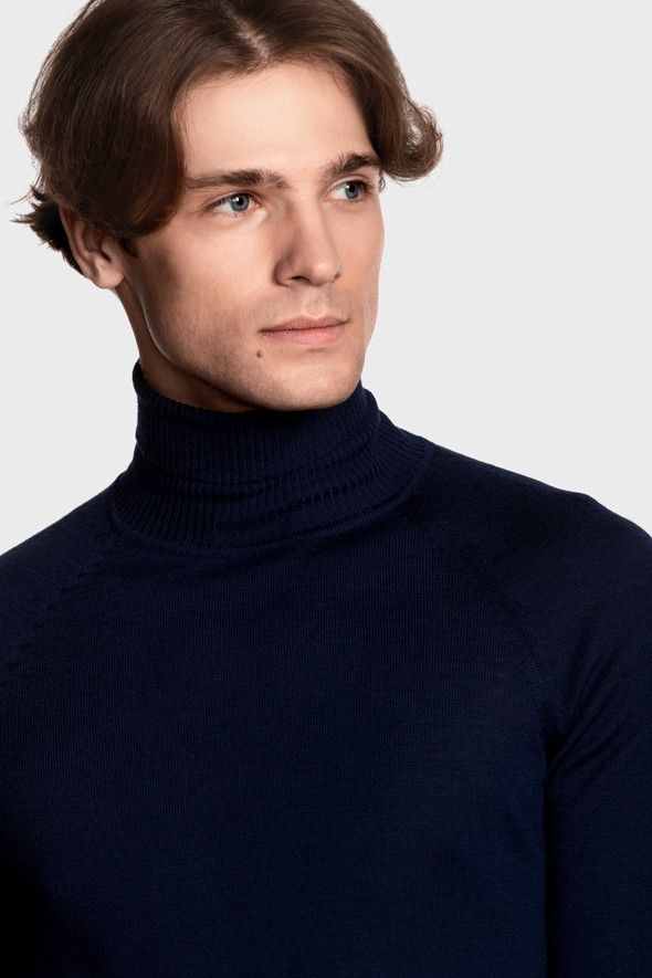 Turtleneck sweater in merino wool blend (Marine)