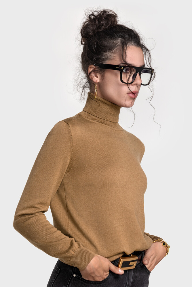 Turtleneck sweater in pure merino wool (Caramello)