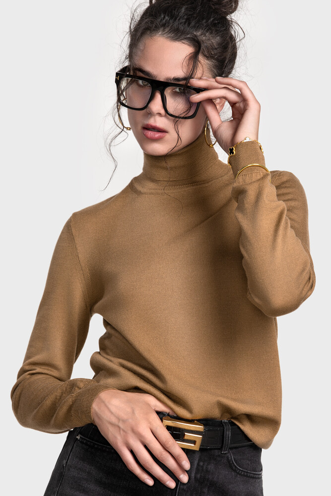 Turtleneck sweater in pure merino wool (Caramello)